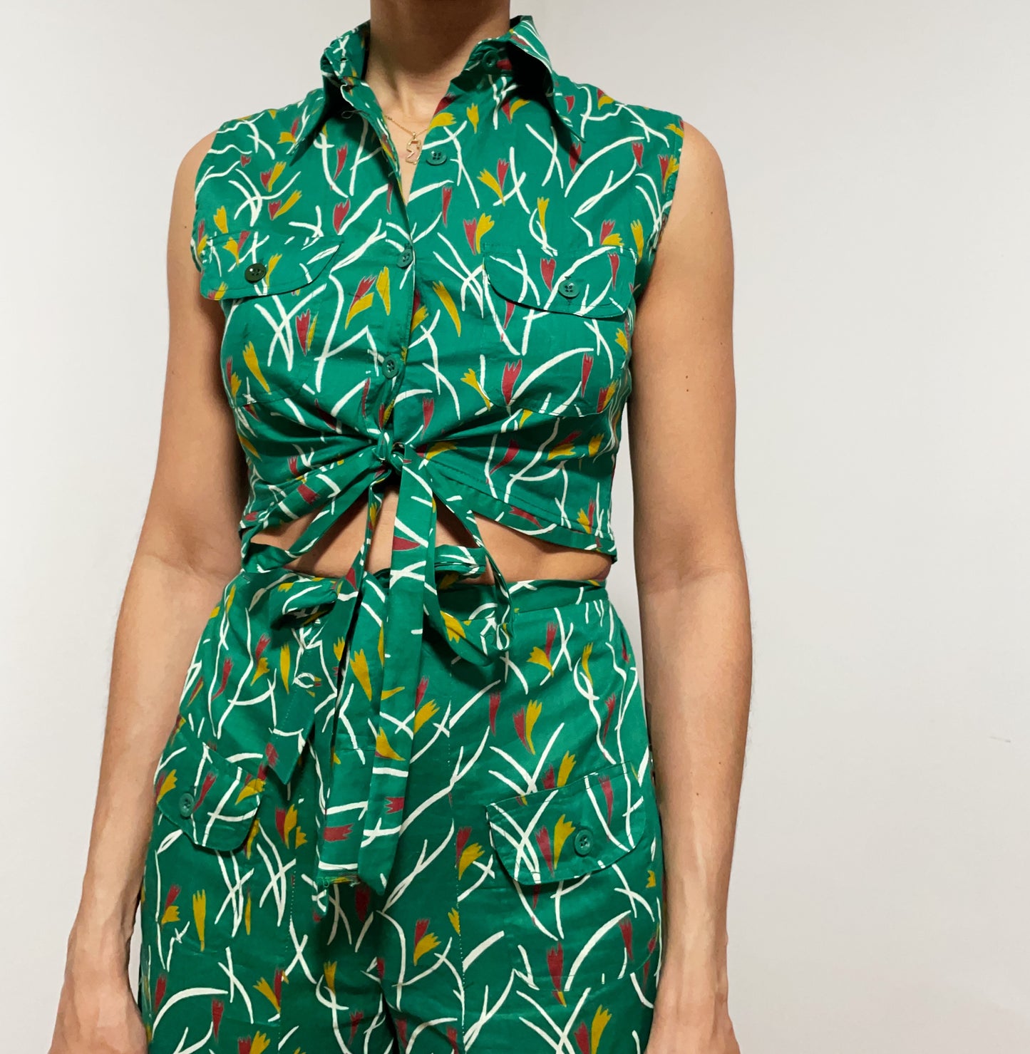 Abstract Leaf Tie Crop (Medium)