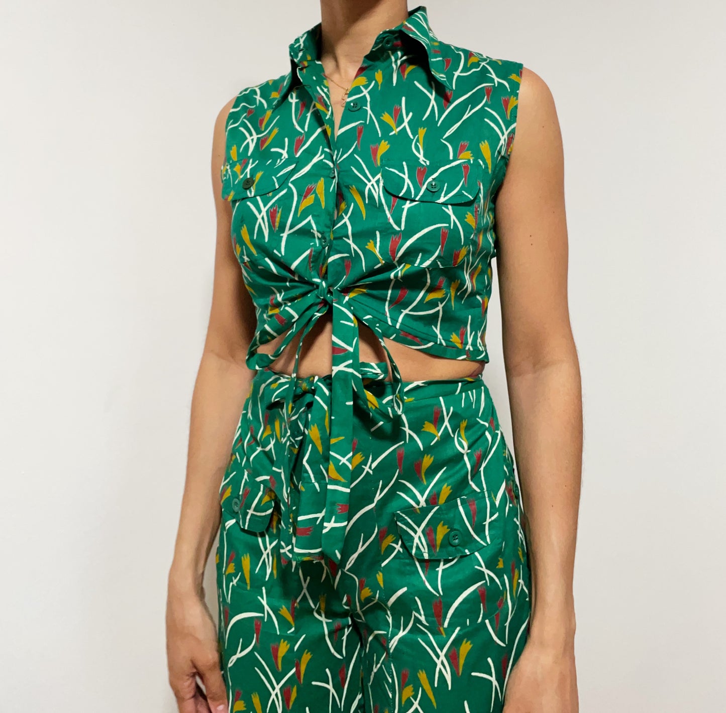 Abstract Leaf Tie Crop (Medium)